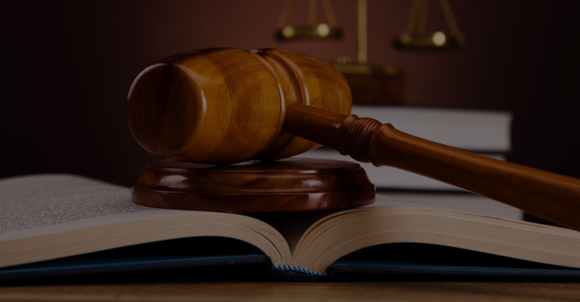 Marteau de justice sur livre