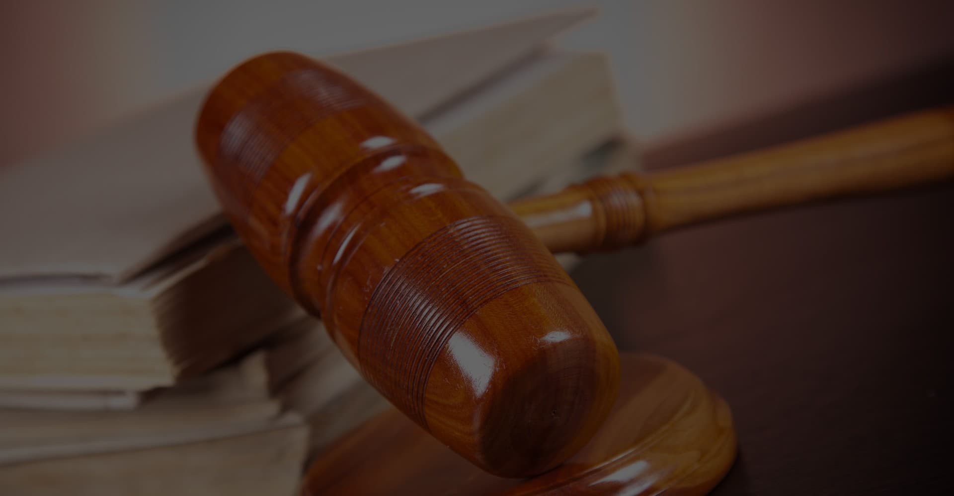 Marteau de justice et ouvrages