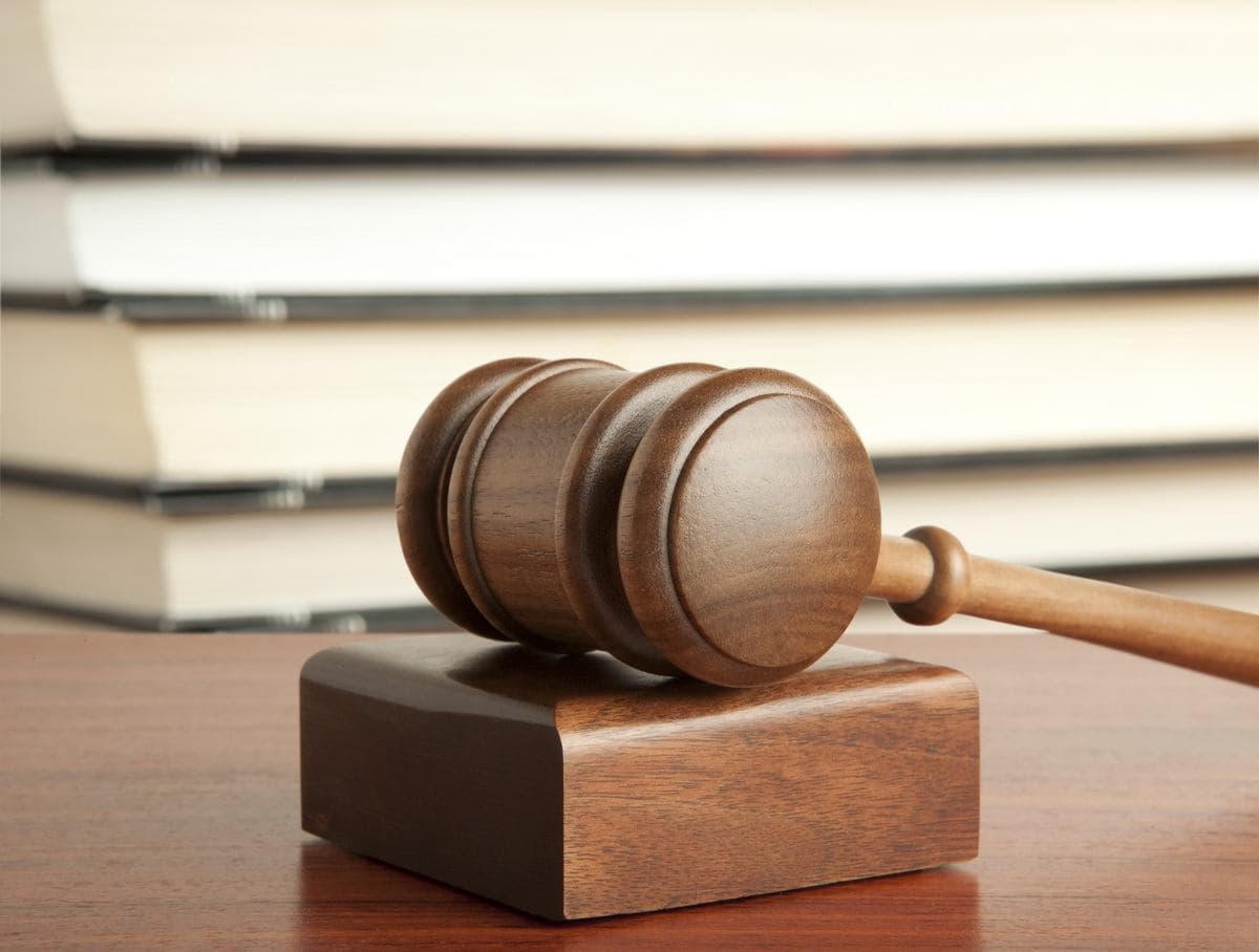 Marteau de justice sur livre ouvert